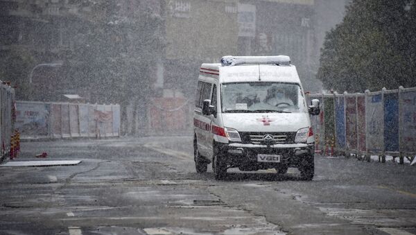 Uma ambulância percorre uma estrada na China - Sputnik Brasil