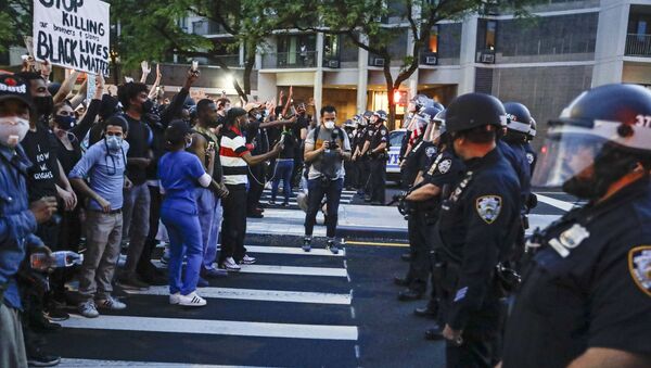 Protestantes confrontam policiais de Nova York em um comício - Sputnik Brasil