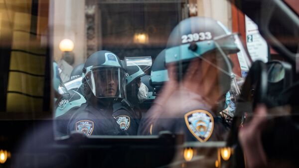 Policiais da cidade de Nova York fazem guarda durante manifestações em memória de George Floyd, nos EUA, 2 de junho de 2020  - Sputnik Brasil