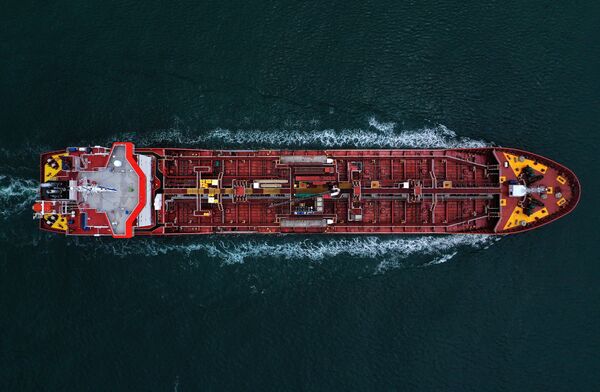 Vista área de petroleiro passando pelo canal de Aransas, no golfo do México após receber carga no EUA - Sputnik Brasil