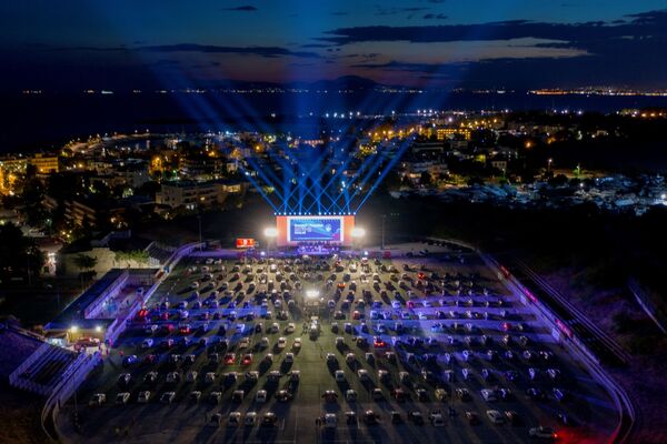 Vista aérea de abertura noturna de festival automobilístico na terça-feira (2) na capital da Grécia, Atenas - Sputnik Brasil
