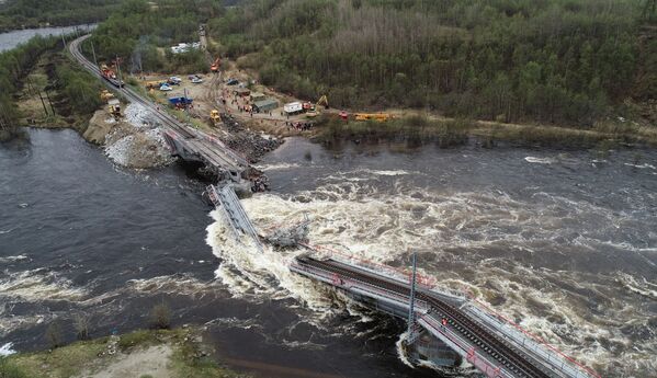 Ponte ferroviária destruída no rio Kola, na região russa de Murmansk - Sputnik Brasil