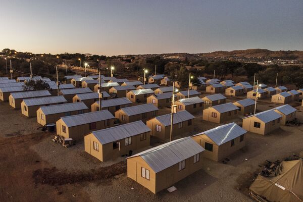 Vista aérea de casas temporárias construídas para famílias de Joanesburgo, na África do Sul - Sputnik Brasil