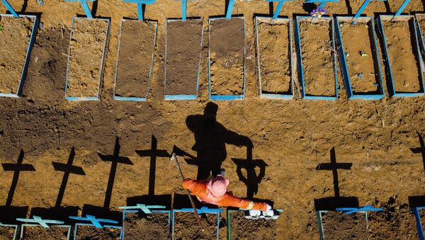 Vista aérea de cemitérios para falecidos contagiados pelo coronavírus no bairro Tarumã de Manaus. - Sputnik Brasil