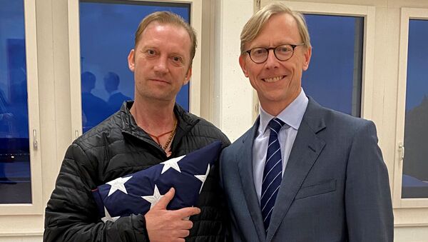 Michael White (à esquerda), veterano da marinha dos EUA, detido no Irã desde 2018, posa para foto com o enviado especial dos EUA para o Irã, Brian Hook, durante sua escala em Zurique, na Suíça, 4 de junho de 2020 - Sputnik Brasil