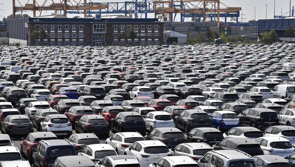 Carros produzidos na Alemanha no porto de Duisburg, Alemanha, 3 de junho de 2020 - Sputnik Brasil