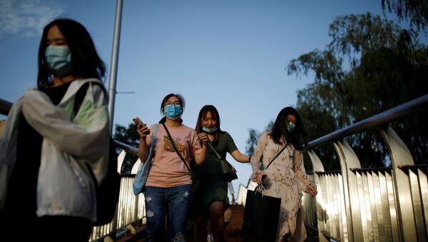 Pessoas usando máscaras faciais após o surto da doença do coronavírus (COVID-19) caminham por uma ponte para pedestres em Pequim, China, 4 de junho de 2020 - Sputnik Brasil
