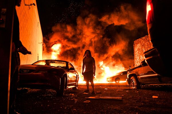 Carro pega fogo em uma garagem durante protestos em Minneapolis, Minnesota, EUA, 29 de maio de 2020 - Sputnik Brasil