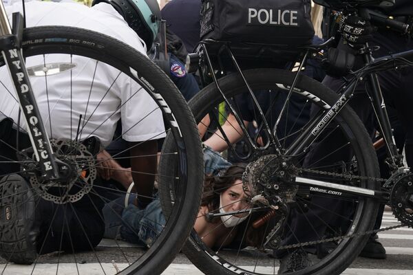 Polícia norte-americana detém manifestantes durante protesto em Nova York, nos EUA - Sputnik Brasil