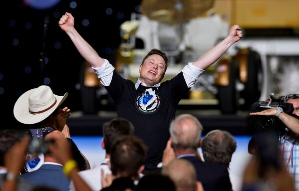 CEO e proprietário da SpaceX, Elon Musk, comemora após o lançamento do foguete Falcon 9 para a Estação Espacial Internacional, em 30 de maio de 2020 - Sputnik Brasil