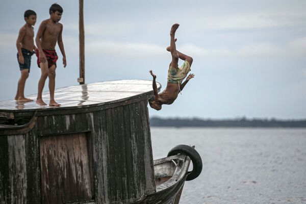 Criança pula na água na baía de Melgaço, no sudoeste da ilha de Marajó, no estado do Pará, Brasil, em 29 de maio de 2020 - Sputnik Brasil