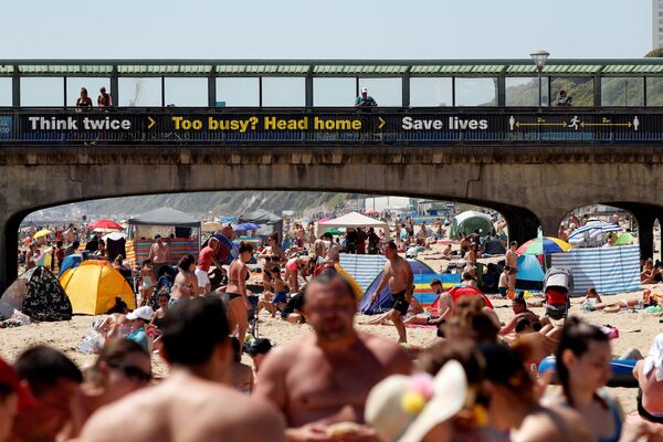 Banhistas apreciam o clima ensolarado na praia de Boscombe, no sul do Reino Unido, em 30 de maio de 2020 - Sputnik Brasil