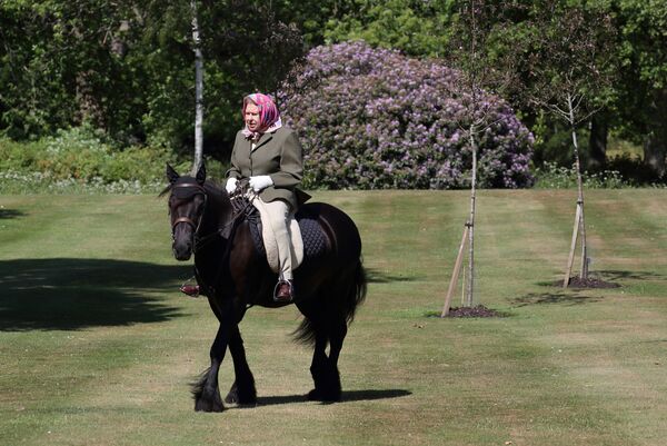 Rainha Elizabeth II do Reino Unido em um pônei no parque do Castelo de Windsor - Sputnik Brasil