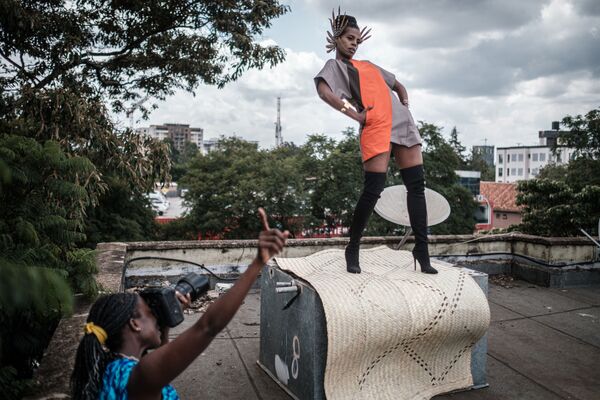Fotógrafa queniana Barbara Minishi e a estilista Wambui Thimba durante uma sessão de fotos em Nairóbi, Quênia - Sputnik Brasil