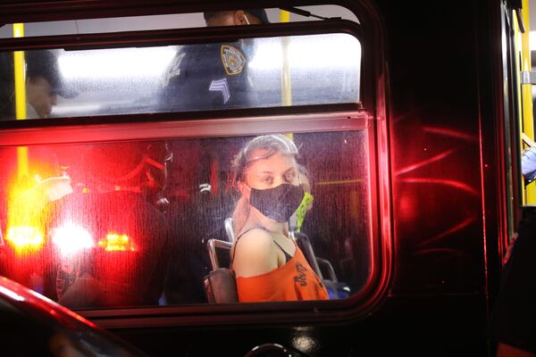 Manifestante sentada em ônibus depois de ser presa no Brooklyn, em 29 de maio de 2020, na cidade de Nova York - Sputnik Brasil