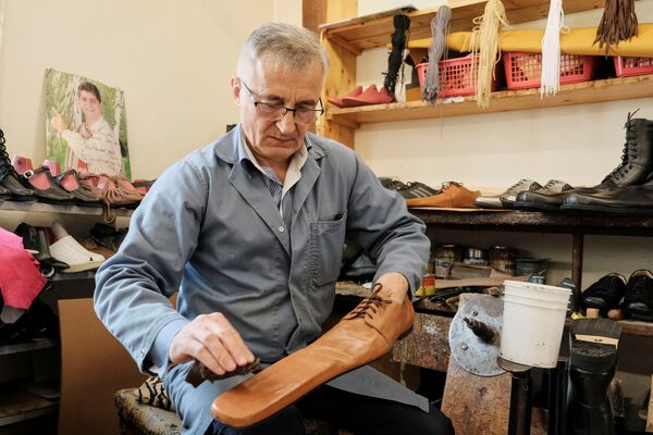 Sapateiro romeno cria sapatos de couro de ponta comprida para ajudar a manter distância social, na Romênia, 29 de maio de 2020 - Sputnik Brasil