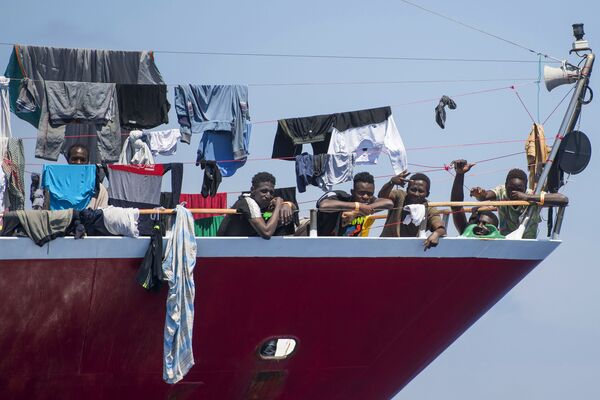 Migrantes secam suas roupas a bordo de barcos turísticos a cerca de 20 quilômetros de Malta, 2 de junho de 2020 - Sputnik Brasil