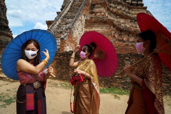 Mulheres com máscaras protetoras e trajes tradicionais na histórica cidade de Ayutthaya, Tailândia - Sputnik Brasil