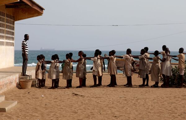 Alunos ficam em fila no pátio da escola, danificada pelas tempestades e erosão costeira, em Bagid, Togo - Sputnik Brasil