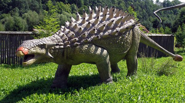 Réplica de um anquilossauro no parque de dinossauros JuraPark Baltow - Sputnik Brasil