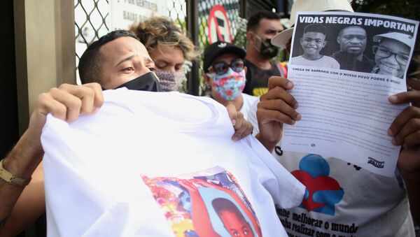 Manifestantes participam de protesto do lado de fora do prédio onde Miguel, de 5 anos, morreu após cair do 9º andar do edifício onde sua mãe trabalhava como doméstica, em Recife, Brasil, 5 de junho de 2020 - Sputnik Brasil