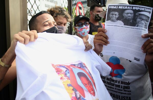Manifestantes participam de protesto do lado de fora do prédio onde Miguel, de 5 anos, morreu após cair do 9º andar do edifício onde sua mãe trabalhava como doméstica, em Recife, Brasil, 5 de junho de 2020 - Sputnik Brasil