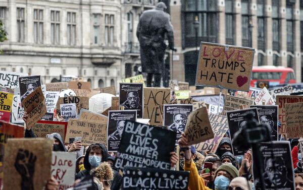 Em Londres, manifestantes protestam contra a violência policial e o racismo, em 6 de junho de 2020, como forma de solidariedade aos protestos contra a morte de George Floyd nos Estados Unidos. - Sputnik Brasil