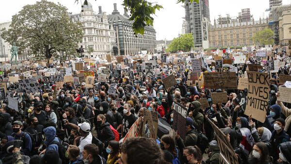 Em Londres, manifestantes protestam contra a violência policial e o racismo, em 6 de junho de 2020, como forma de solidariedade aos protestos contra a morte de George Floyd nos Estados Unidos.  - Sputnik Brasil