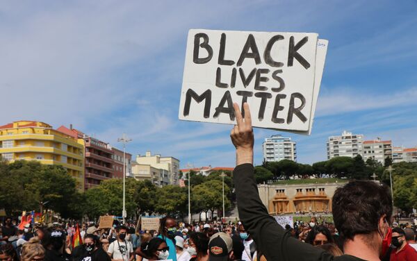 Em Lisboa, manifestantes protestam pacificamente contra a morte de George Floyd - Sputnik Brasil