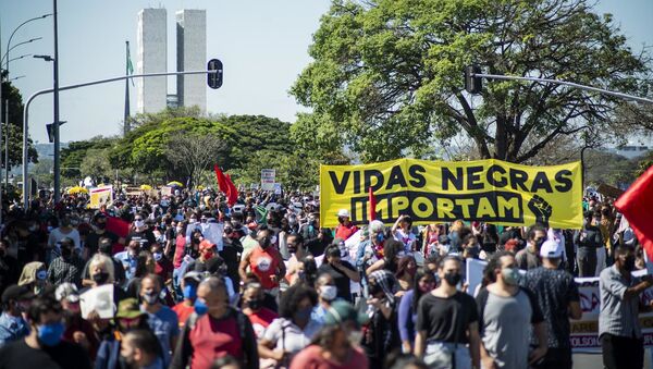 Em Brasília, manifestação contra o governo Jair Bolsonaro e a favor da democracia na cidade de Brasília, em 7 de junho de 2020. - Sputnik Brasil