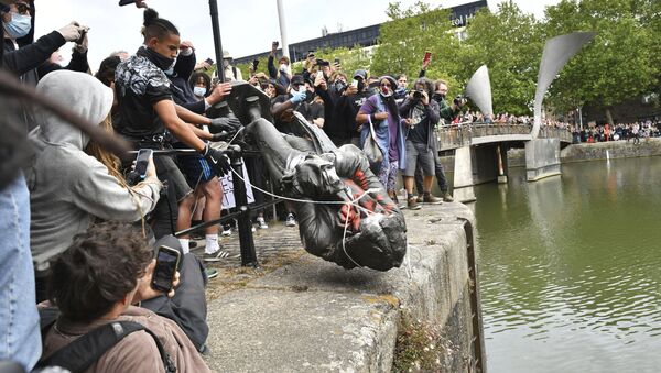 Manifestantes jogam estátua do traficante de escravos Edward Colston, em Bristol, Reino Unido, dentro de um rio durante protesto, em 7 de junho de 2020, contra o racismo e em solidariedade às manifestações contra o assassinato de George Floyd nos EUA. - Sputnik Brasil