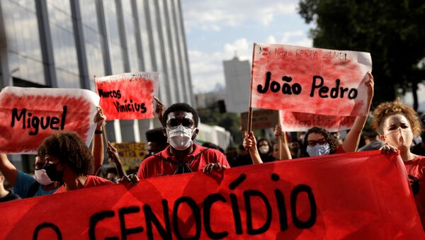 No Rio de Janeiro, manifestantes protestam contra a violência policial nas favelas e contra o racismo, em 7 de junho de 2020. - Sputnik Brasil
