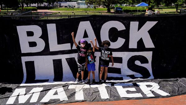 Caso George Floyd: grupo de manifestantes protesta em frente à Casa Branca contra o racismo - Sputnik Brasil