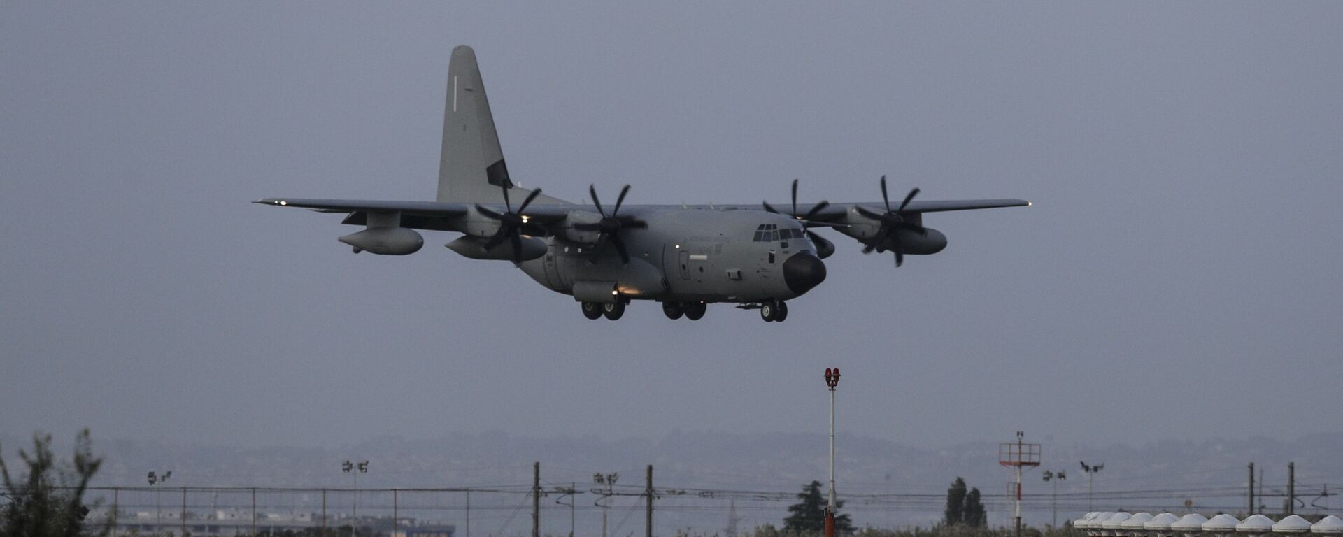 Em 13 de novembro de 2019, um avião C-130 chega ao aeroporto militar de Ciampino, na Itália, trazendo do Iraque cinco militares italianos feridos em operações de apoio a tropas iraquianas contra terroristas. - Sputnik Brasil, 1920, 02.05.2023
