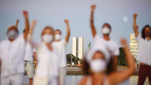 Artistas fazem performance em homenagem às vítimas da COVID-19, em Brasília, 8 de junho de 2020 - Sputnik Brasil