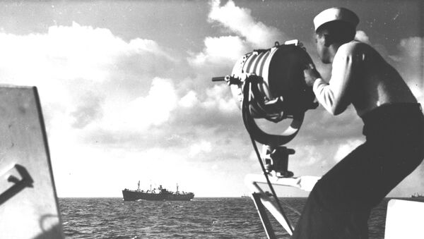 Marinheiro brasileiro faz comunicação por holofote durante escolta a comboio, durante a Segunda Guerra Mundial - Sputnik Brasil