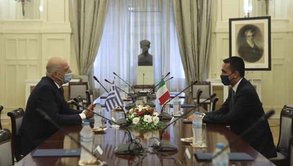 O chanceler grego, Nikos Dendias, à esquerda, reúne-se com seu colega italiano Luigi Di Maio no Ministério das Relações Exteriores, em Atenas, 9 de junho de 2020 - Sputnik Brasil