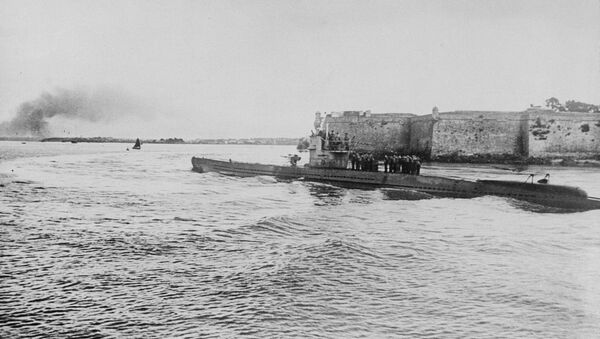 Foto divulgada pelo governo nazista alemão mostra submarino no Canal da Mancha, após extensa viagem, em agosto de 1940 - Sputnik Brasil