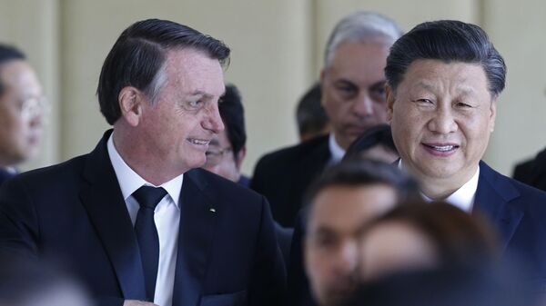 Em Brasília, durante encontro do BRICS, em 13 de novembro de 2019, o presidente brasileiro, Jair Bolsonaro (à esquerda), caminha ao lado do presidente chinês, Xi Jinping - Sputnik Brasil