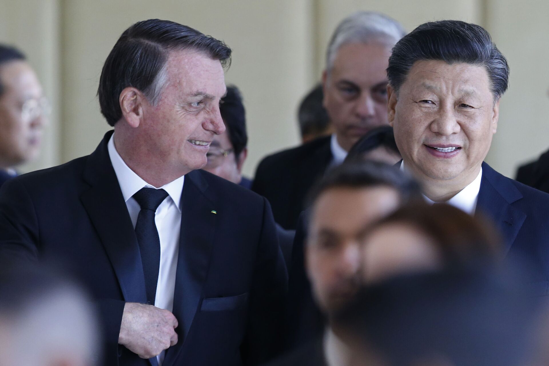 Em Brasília, durante encontro do BRICS, em 13 de novembro de 2019, o presidente brasileiro, Jair Bolsonaro (à esquerda), caminha ao lado do presidente chinês, Xi Jinping - Sputnik Brasil, 1920, 31.10.2022