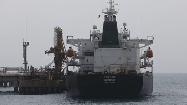 Petroleiro iraniano em porto na Venezuela - Sputnik Brasil