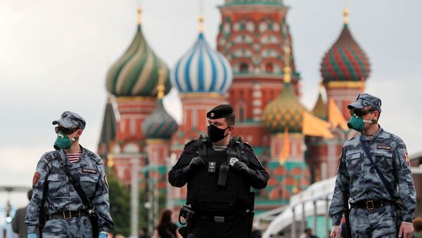 Oficiais de segurança russos usam máscaras na feira anual na Praça Vermelha, em Moscou - Sputnik Brasil