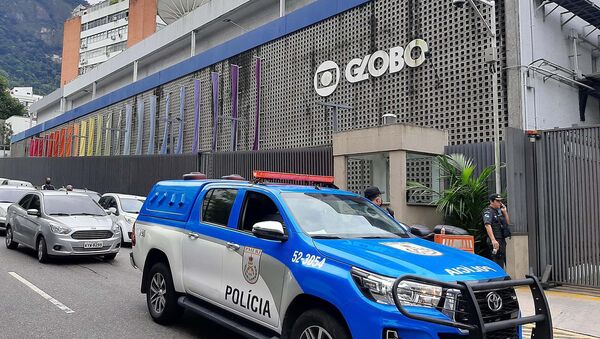 No Rio de Janeiro, uma viatura da Polícia Militar parada à frente da sede Rede Globo após preder um homem que invadiu o local e fez uma jornalista de refém em 10 de junho de 2020. - Sputnik Brasil