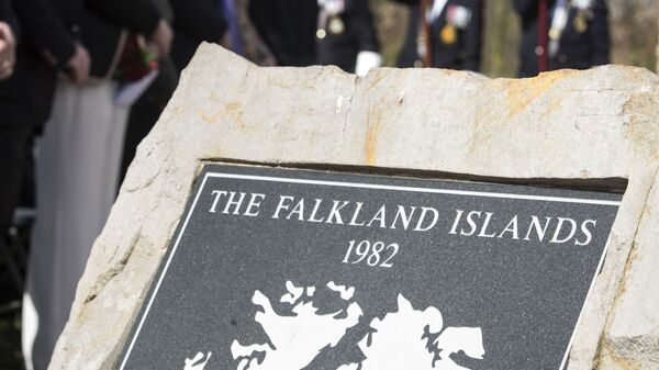Placa comemorativa do conflito das ilhas Malvinas no Reino Unido - Sputnik Brasil