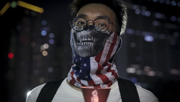 Jovem usa máscara com bandeira dos EUA durante vigília para marcar o massacre da Praça Tiananmen de 1989, em Hong Kong, 4 de junho - Sputnik Brasil