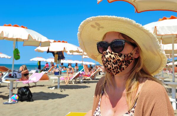 Mulheres usando máscaras se bronzeiam na praia espanhola de Malvarrosa, em Valência - Sputnik Brasil