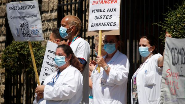 Profissionais de saúde da França exibem cartazes durante protesto em Paris, em 28 de maio de 2020 - Sputnik Brasil