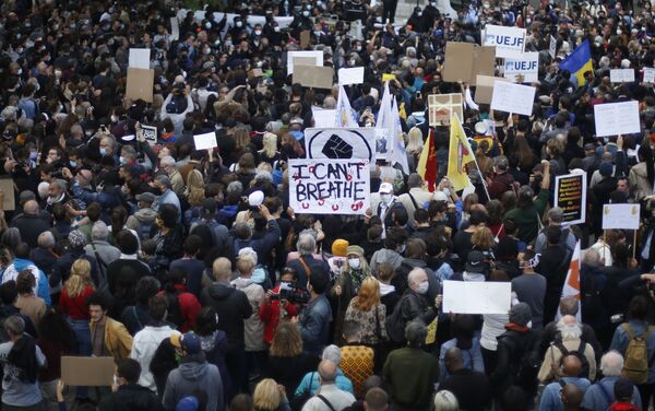 Manifestantes se reúnem em Paris para protestar contra o racismo após a morte de George Floyd, homem negro morto pela polícia nos EUA. - Sputnik Brasil
