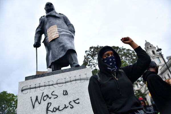 Em Londres, manifestantes protestam diante da estátua do líder britânico Winston Churchill - Sputnik Brasil