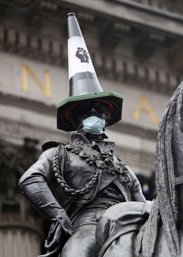 Estátua do duque de Wellington, na cidade escocesa de Glasgow, recebe cone e máscara em protesto pelos maus-tratos contra populações negras nos EUA e Europa - Sputnik Brasil